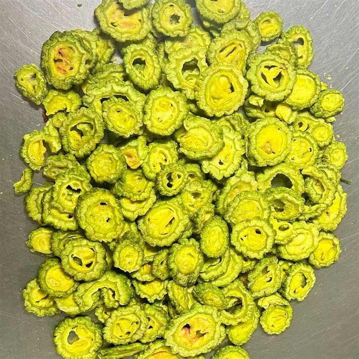 Bitter melon and papaya crisps